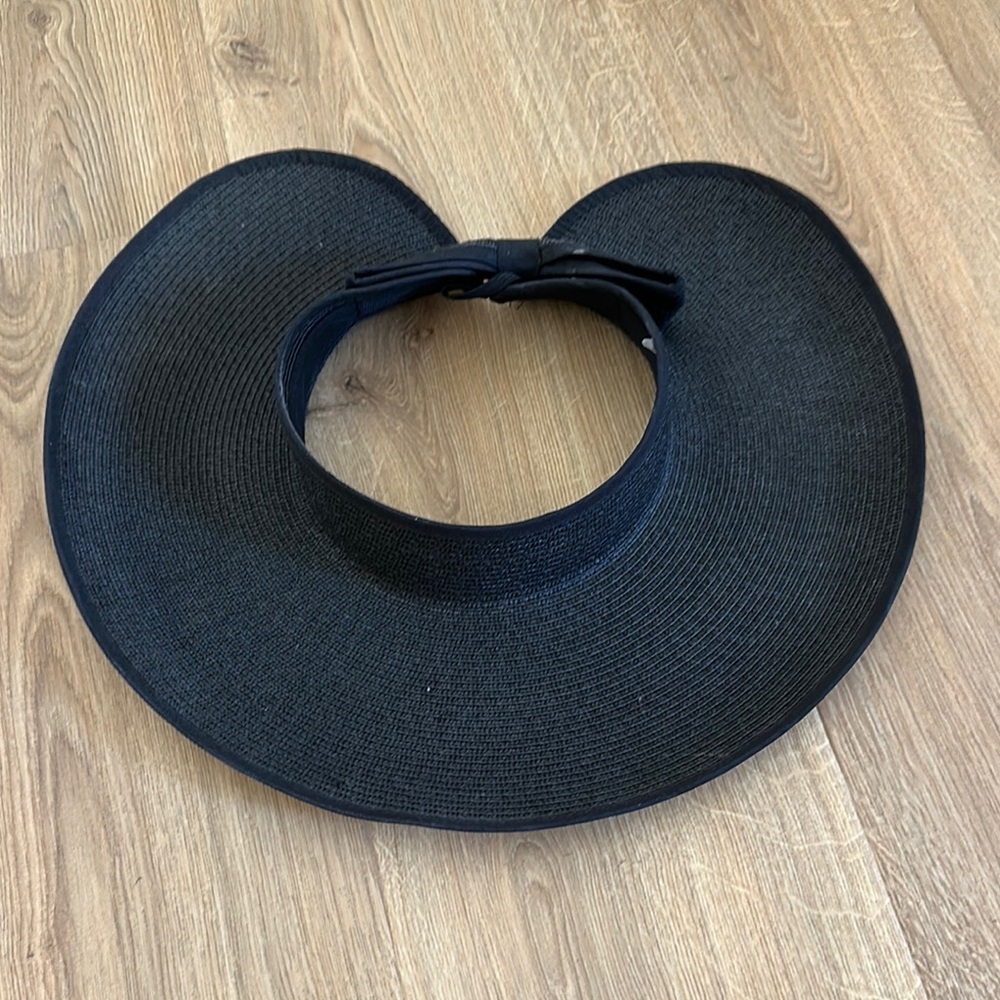 Elegant Black Wide-Brimmed Hat